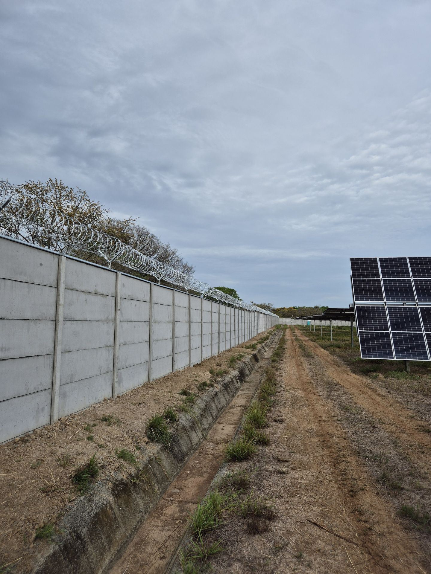 Muros de concreto de alta durabilidad instalados en Chiriquí